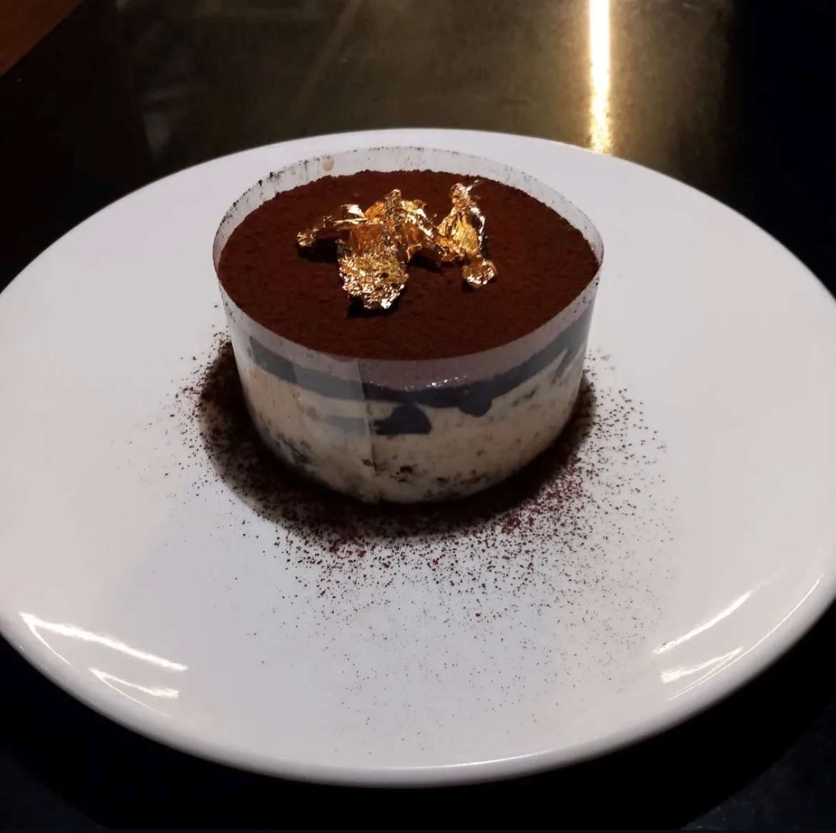Altın yaprak süslemeli çikolatalı mousse tatlı