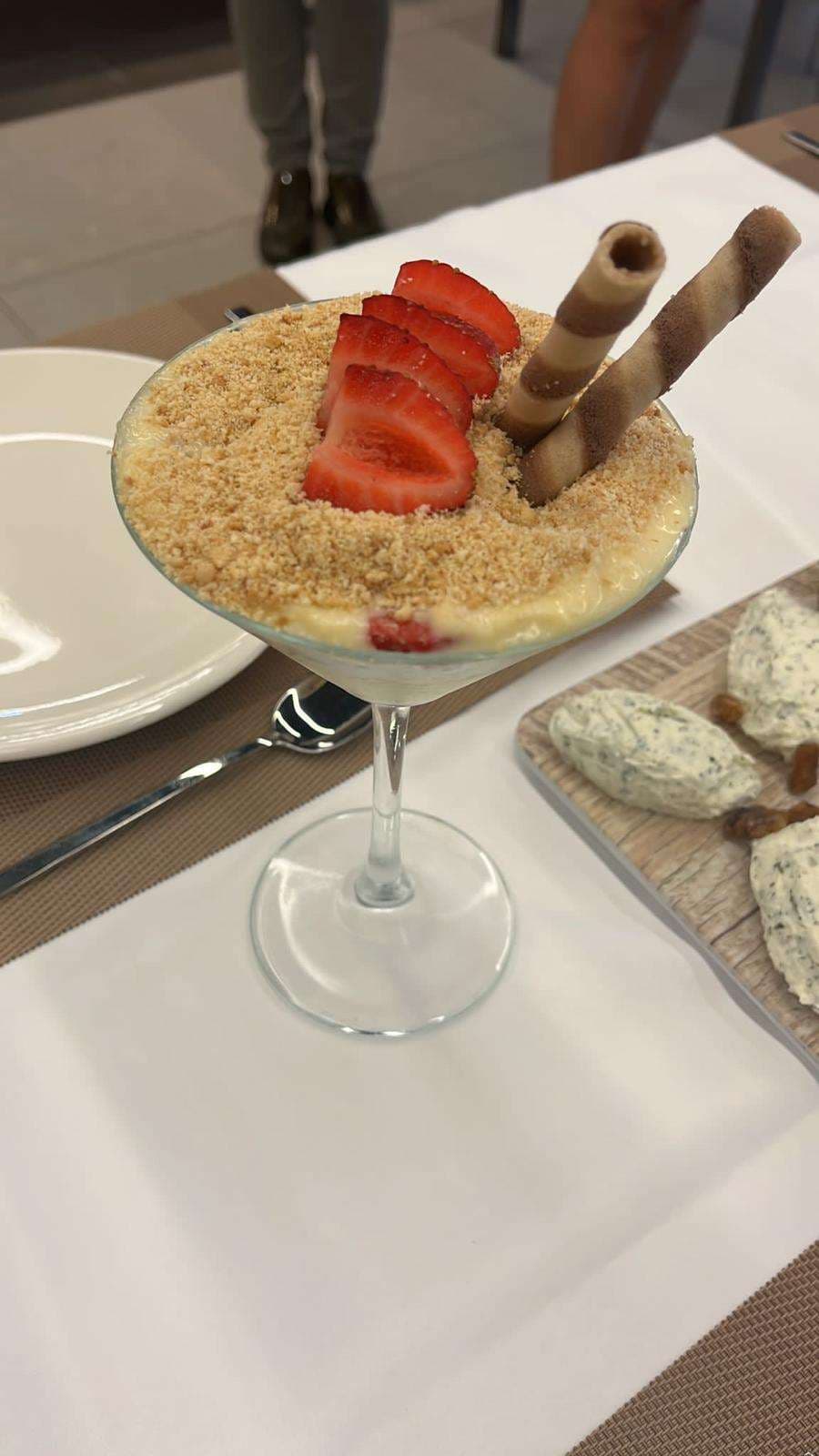 Kokteyl kadehinde tatlı ve yanında meze sunumu