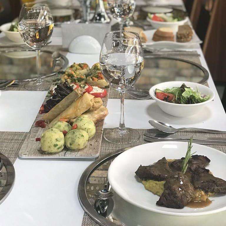 Otlu pilav eşliğinde kuzu pirzola