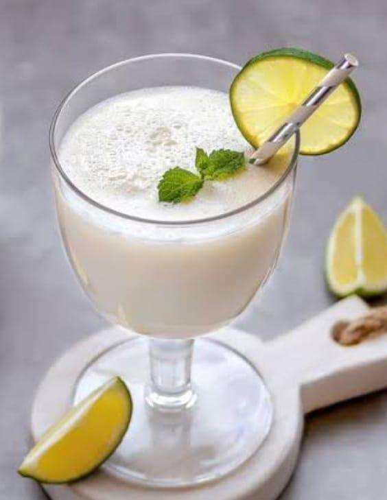 Limonlu kokteyl sunumu