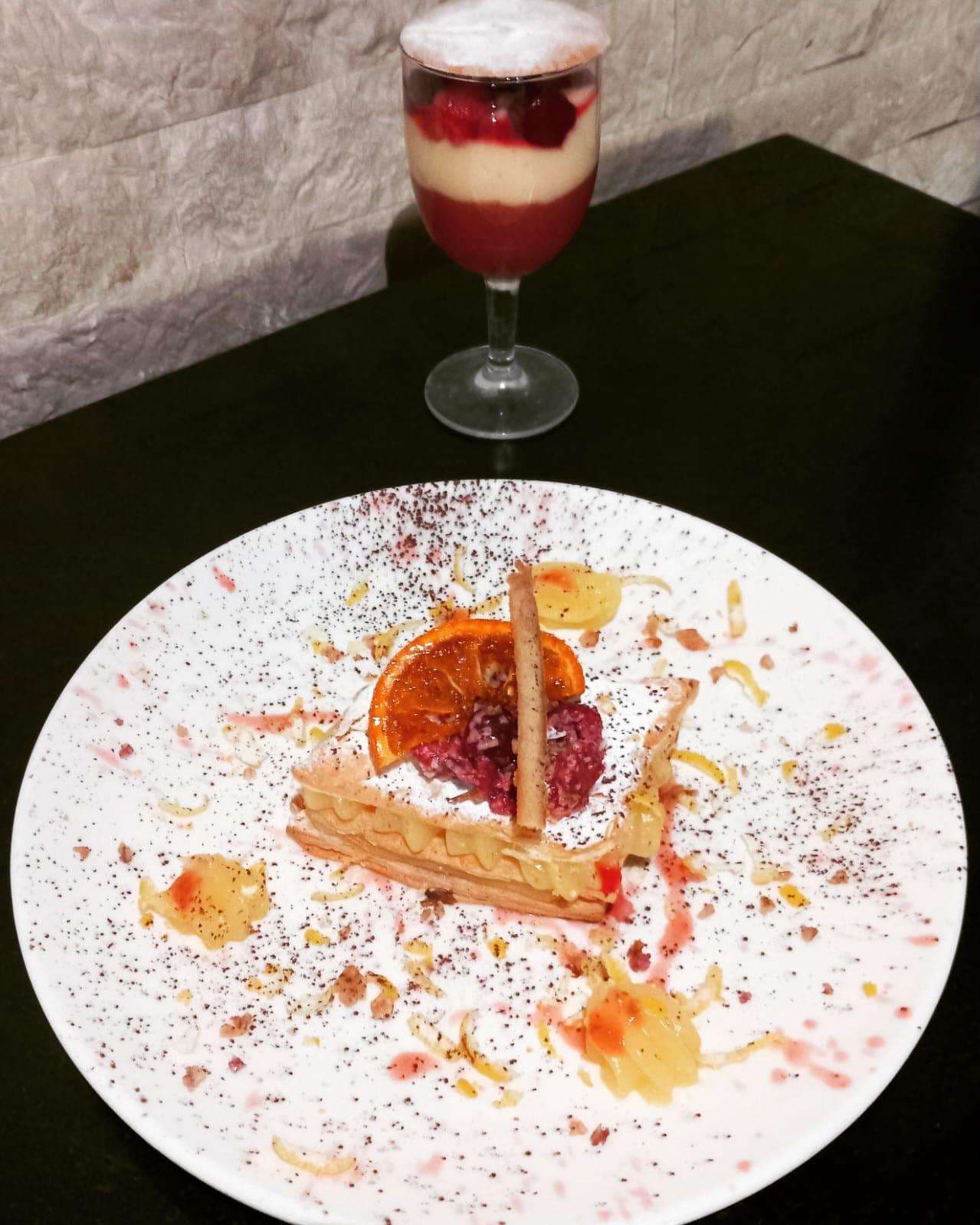 Kadeh içinde tatlı ve milföy hamur işi