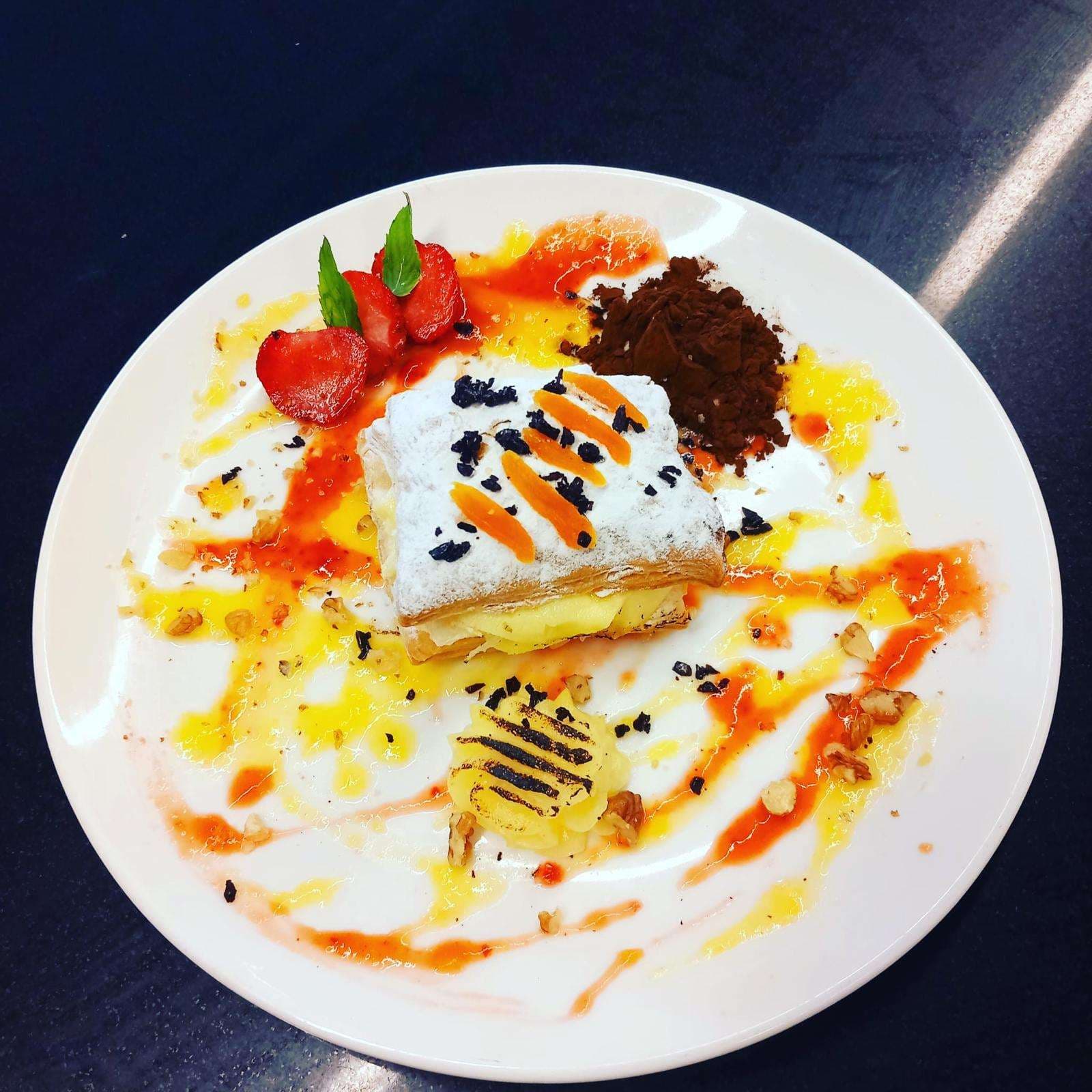 Kırmızı toz ve otlarla soslu sunum
