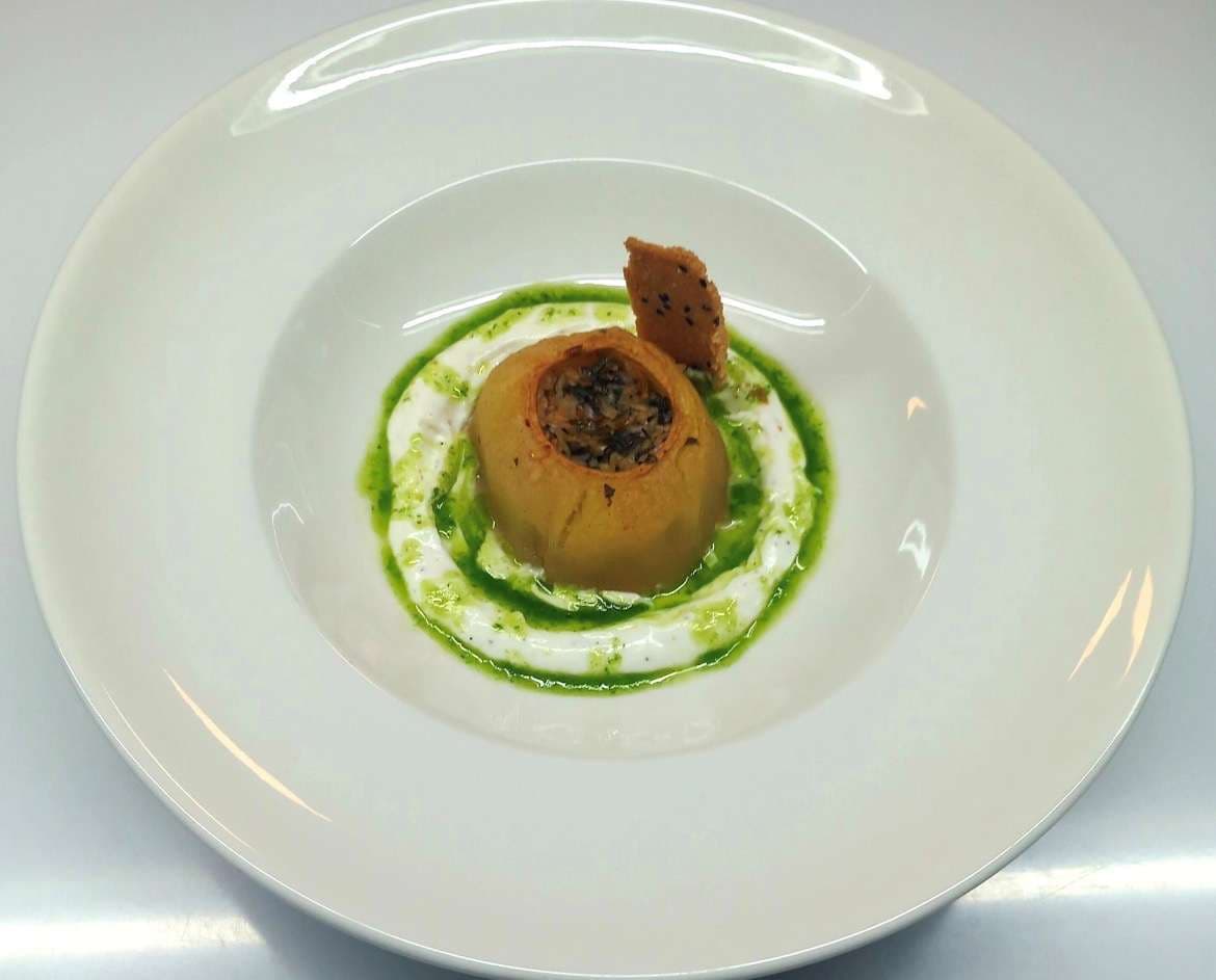 Yeşil sos üzerinde dolma biber
