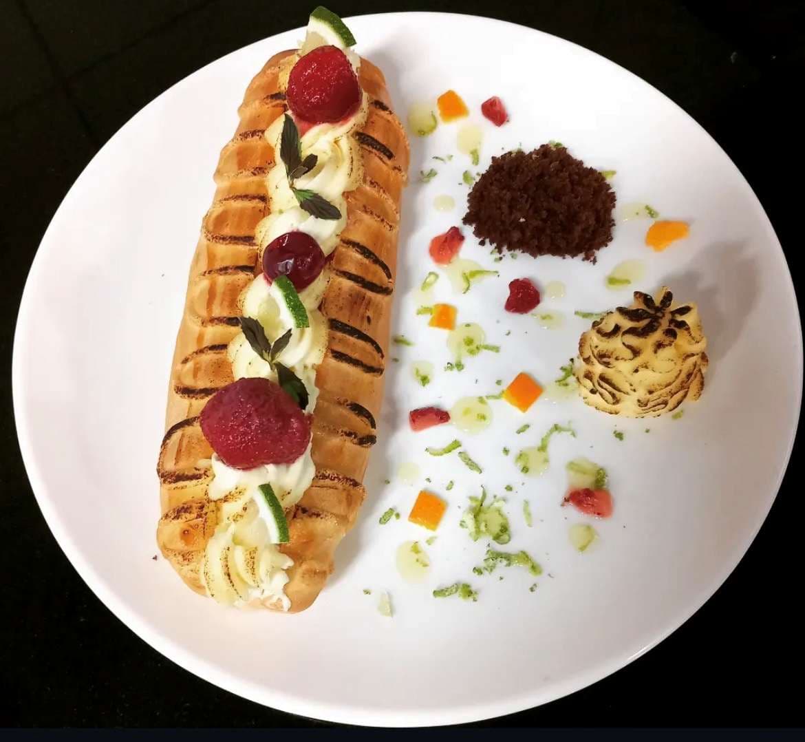 Közlenmiş sebze ve otlu ekmek sunumu